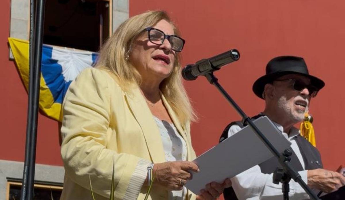 Antonia María Pérez durante su intervención, a su lado el presidente de la Orden del Cachorro, Esteban Guerra.