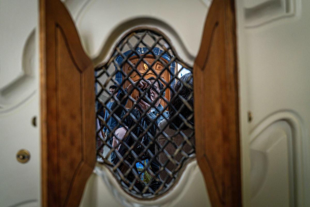 Una vista de las rejas y ventana en Casa Batlló.