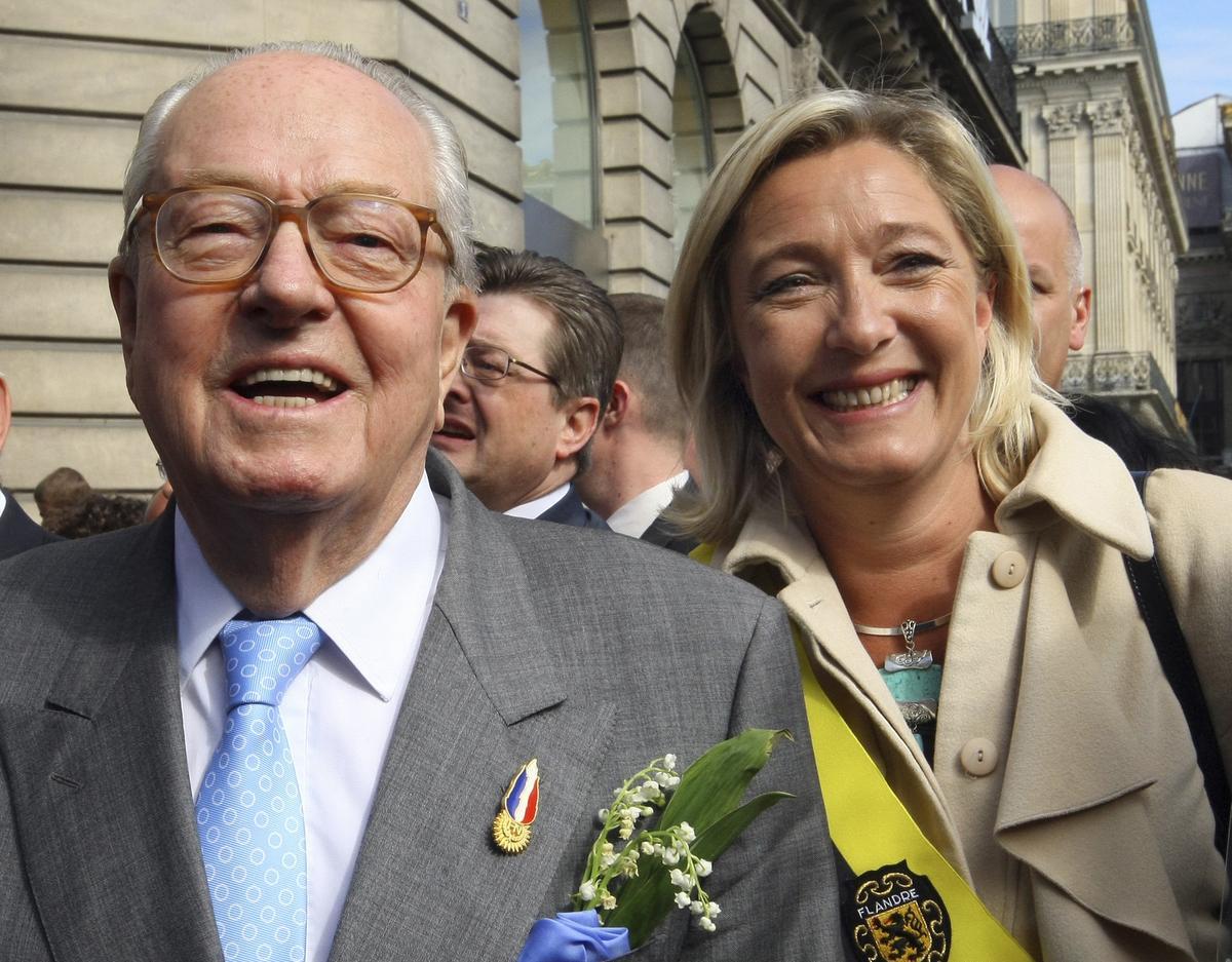 Jean-Marie Le Pen junto a su hija Marine, durante un acto en París en junio de 2014.