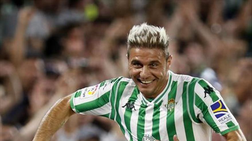 Joaquín da el triunfo al Betis en el derbi