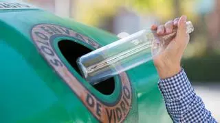 Las botellas de vidrio tienen más microplásticos que las de plástico: esto es lo que dice un estudio francés