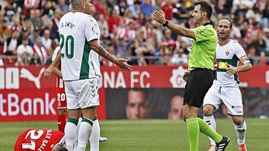 Ocón Arráiz assenyala una falta a favor del Girona a Montilivi.