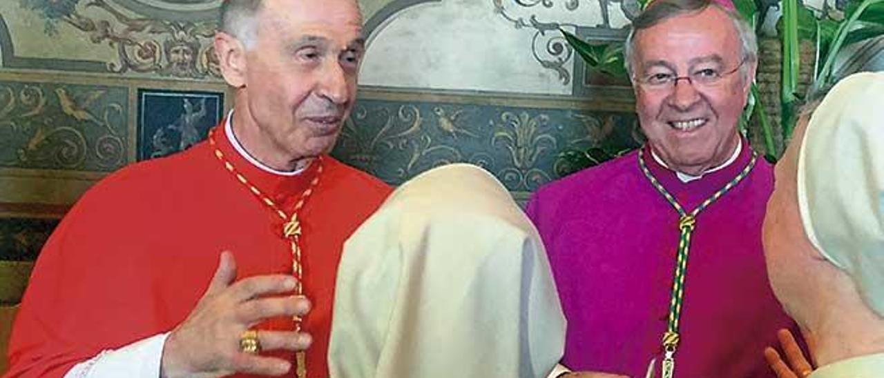 El cardenal Ladaria junto al obispo Taltavull en el Vaticano.
