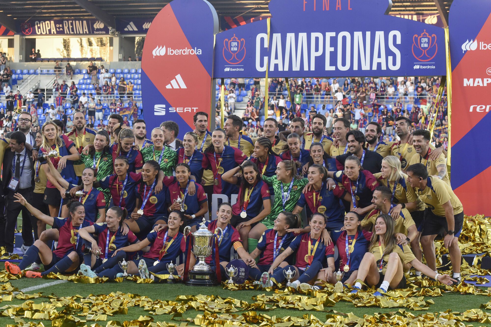 HUESCA, 07/06/2025.- Las jugadoras del FC Barcelona celebran su victoria en la final de la Copa de la Reina disputada FC Barcelona y Atlético de Madrid, este sábado en el estadio de El Alcoraz, en Huesca. El FC Barcelona se ha impuesto al equipo madrileño por 2-0. EFE/Javier Blasco