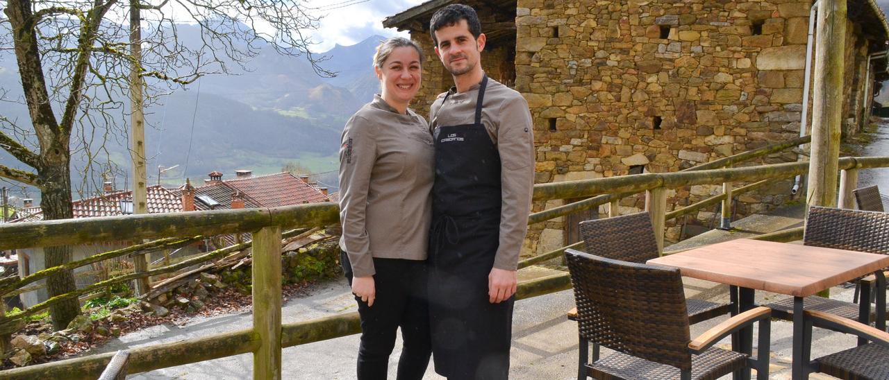 Nestor Viesca y Jéssica Barbón, en la terraza de su establecimiento en Campiellos.