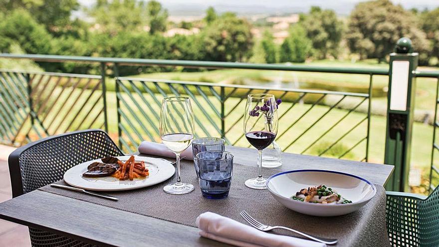 El restaurant de l&#039;hotel TorreMirona ha ampliat la zona exterior per adaptar-se als temps actuals.