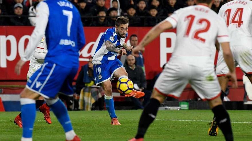 Cartabia dispara a portería en el partido del sábado contra el Sevilla.