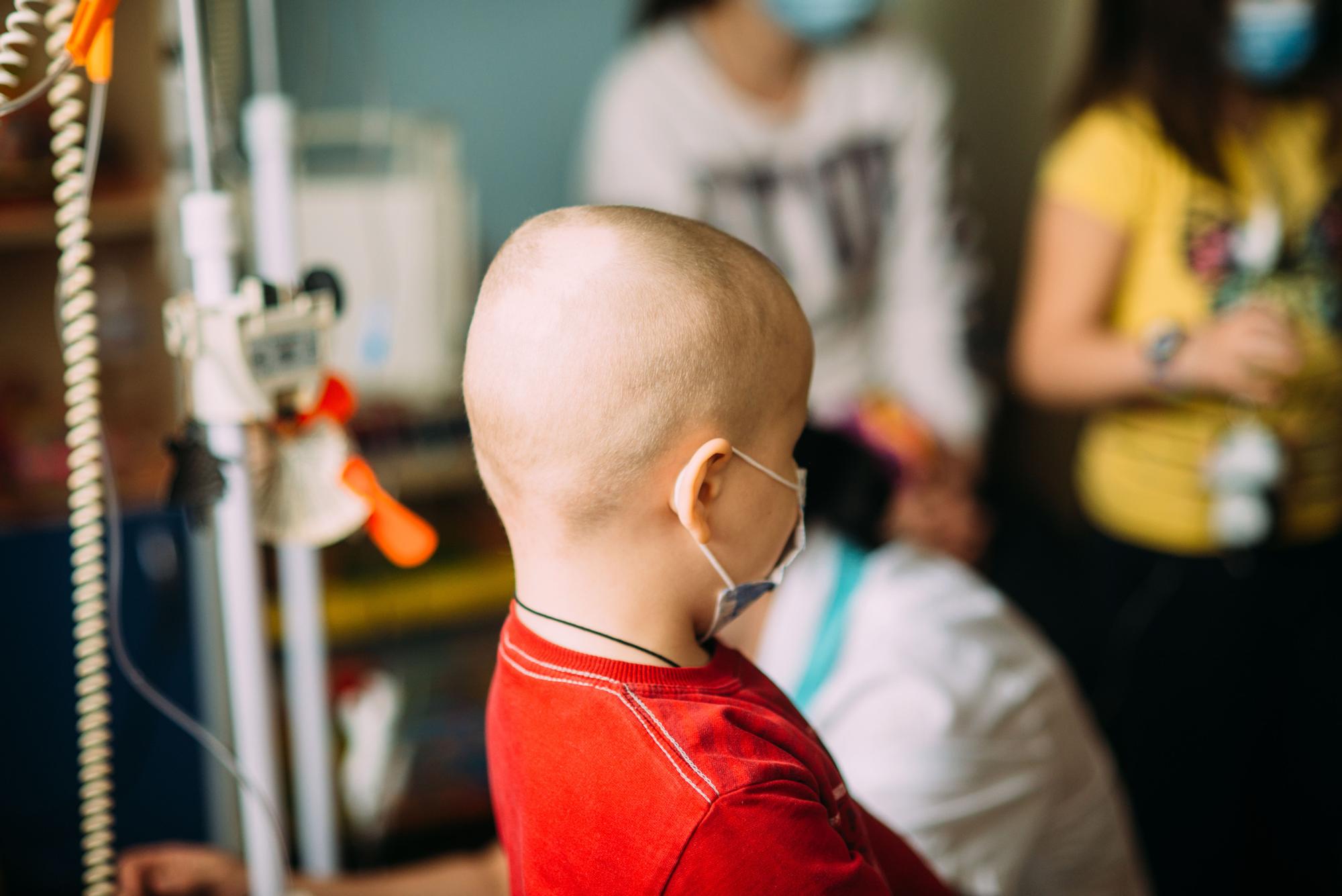 Un niño recibe un tratamiento contra el cáncer en un hospital.