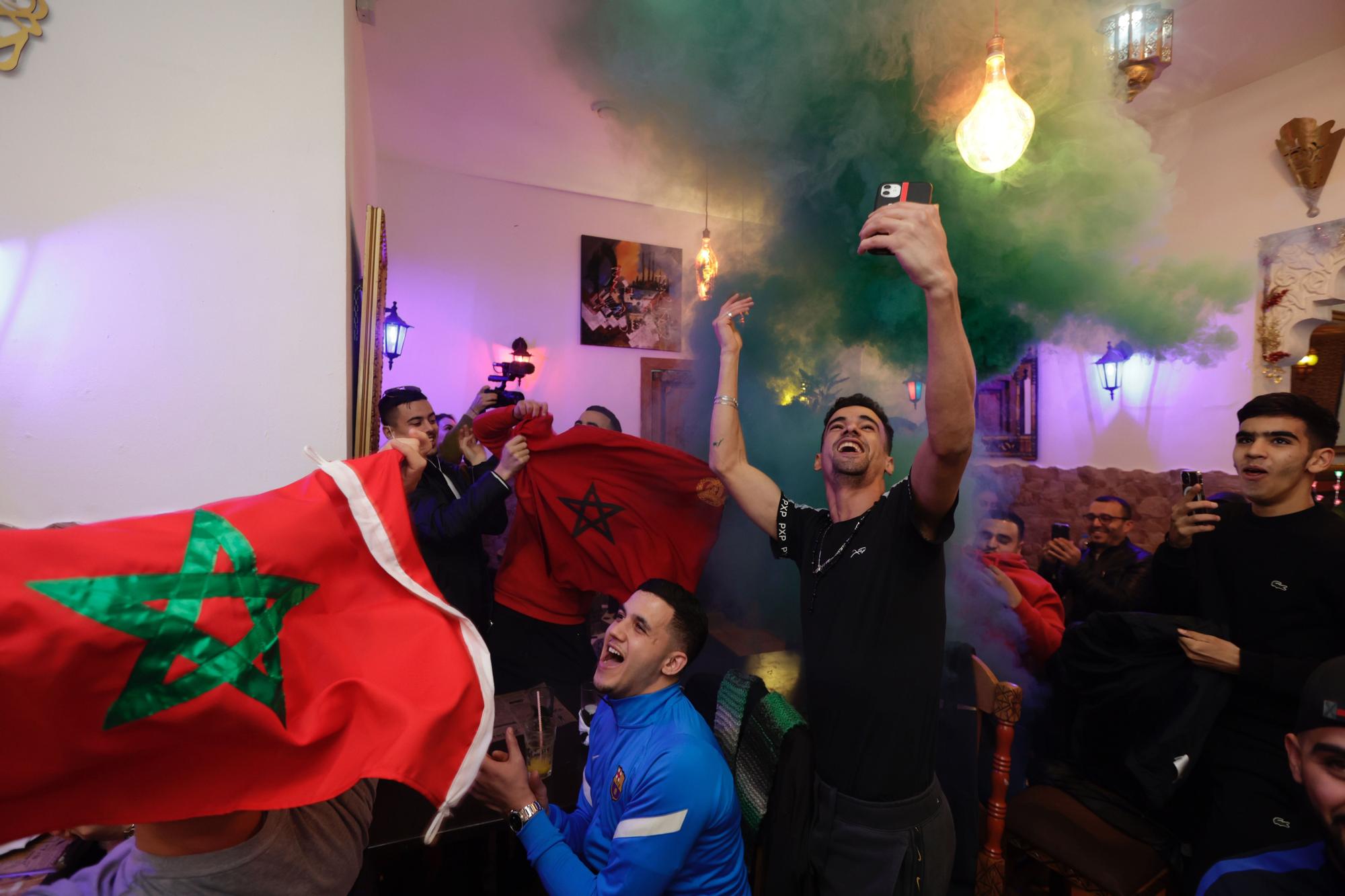 BARCELONA 06/12/2022 Deportes. Seguidores marroquís viendo el partido de octavos de final del mundial de Qatar Marruecos-España octavos en el restaurante Rahma del Raval FOTO de FERRAN NADEU