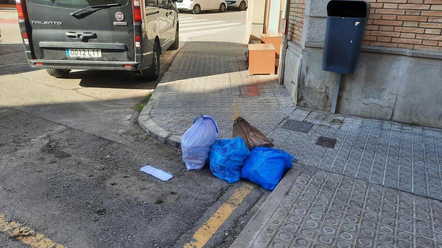 Escombraries per terra a la carretera de Santpedor