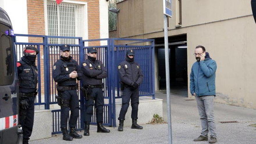 L&#039;advocat Benet Salellas davant la comissaria de la policia espanyola