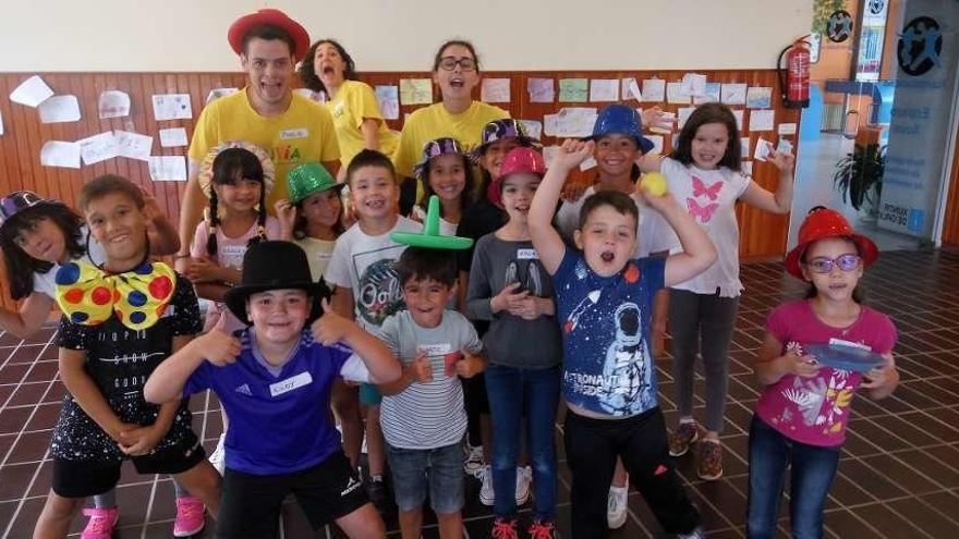 Los asistentes al último turno del campamento de Lalín en la Casa da Xuventude.