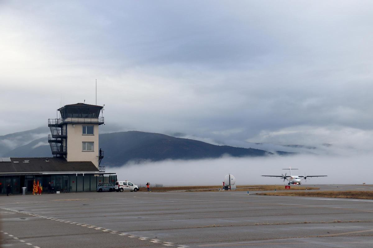 L'avió d'Air Nostrum que cobreix la nova ruta entre l'aeroport d'Andorra-La Seu i Palma, a la pista d'aterratge i passant pel costat de la torre de control