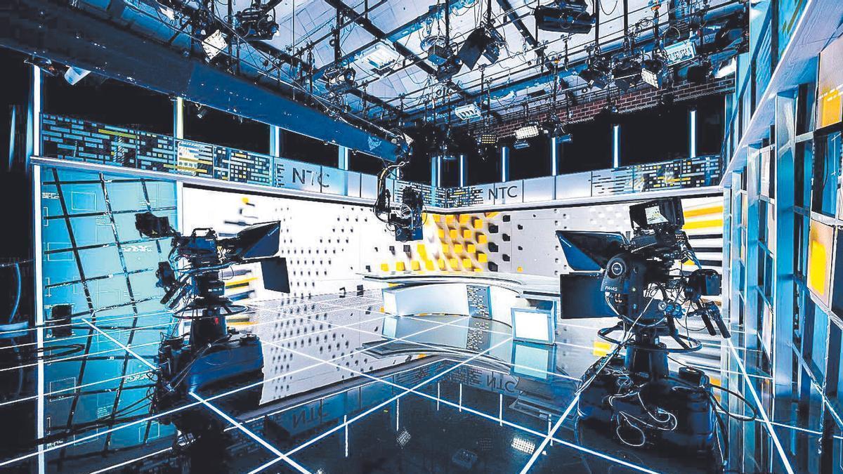 Un plató de informativos de la televisión autonómica pública valenciana, À Punt, en Burjassot