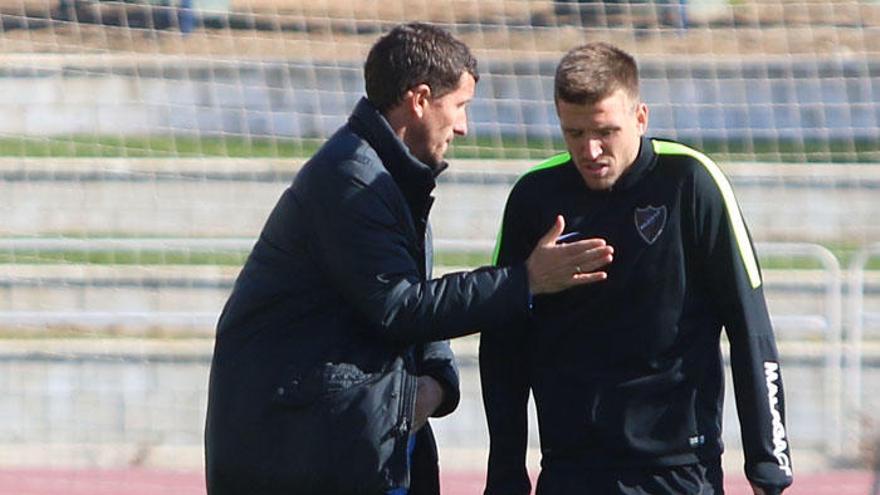 Javi Gracia da instrucciones a Ignacio Camacho durante un entrenamiento reciente del conjunto blanquiazul.