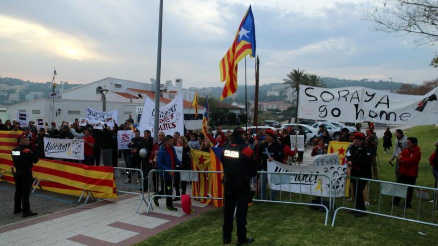 Protestes contra la presència de Sáenz de Santamaría a S&#039;Agaró