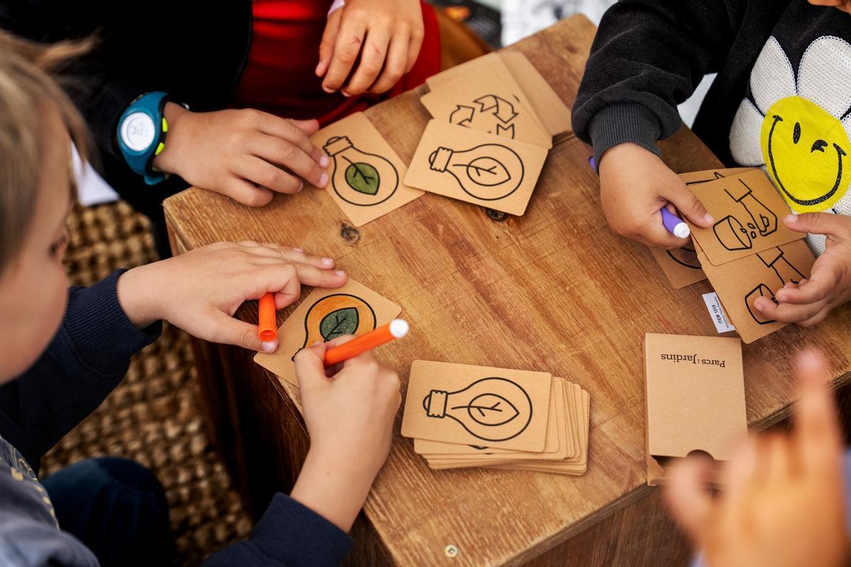 Imagen de un grupo de niños y niñas realizando manualidades creativas