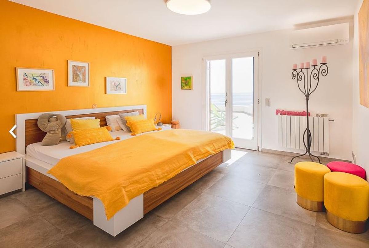 Uno de los dormitorio del chalet de Cala Egos, en Santanyí