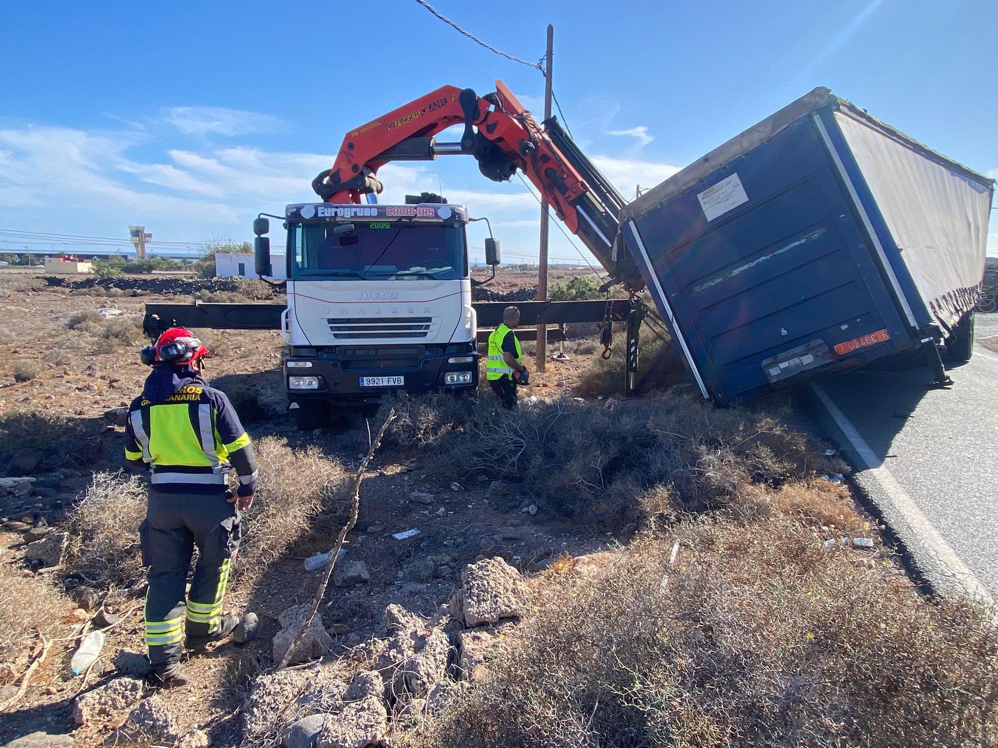 Aparatoso vuelco de un camión plancha en Gran Canaria