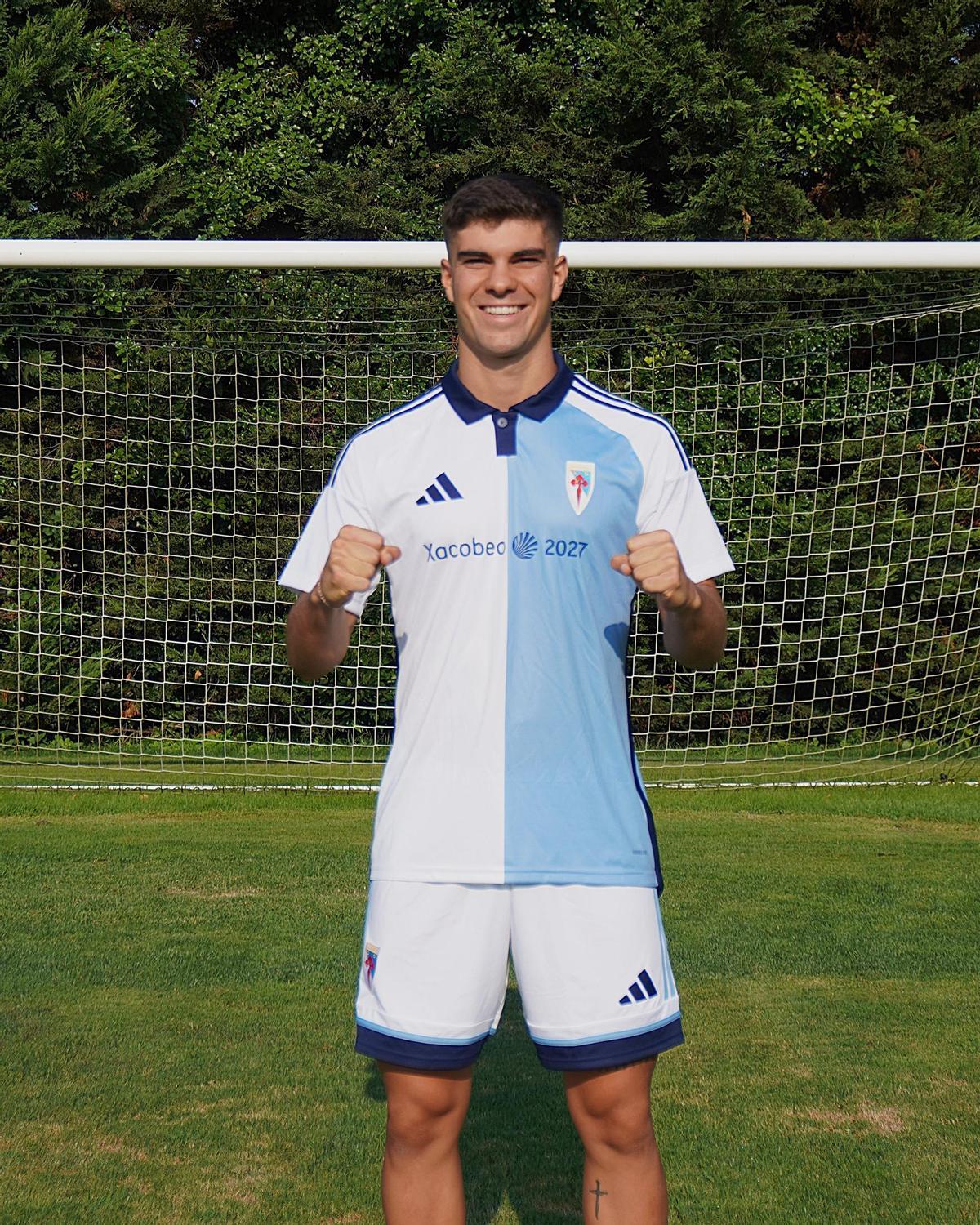 Rubén Vilela posa con la camiseta del Compostela.