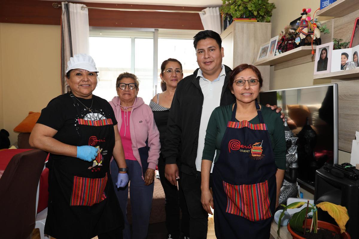 Miembros de la directiva y simpatizantes de la Asociación de Peruanos en Galicia, este sábado en Vigo.