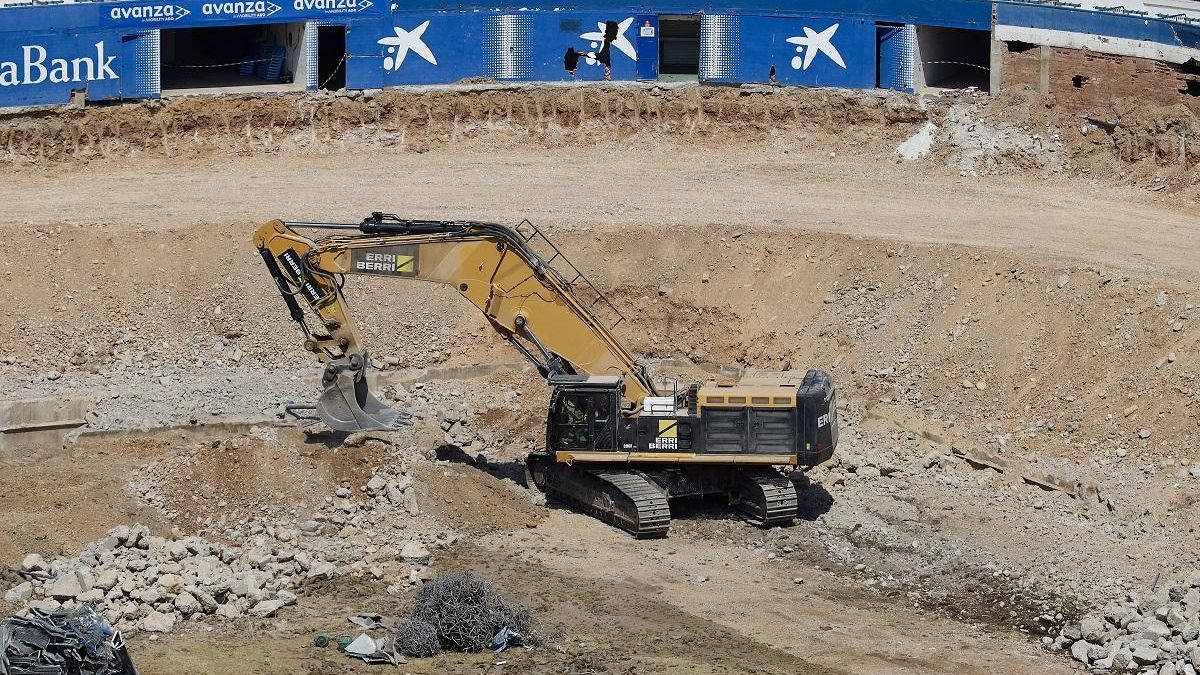 Máquinas en el interio de La Romareda en julio de 2025
