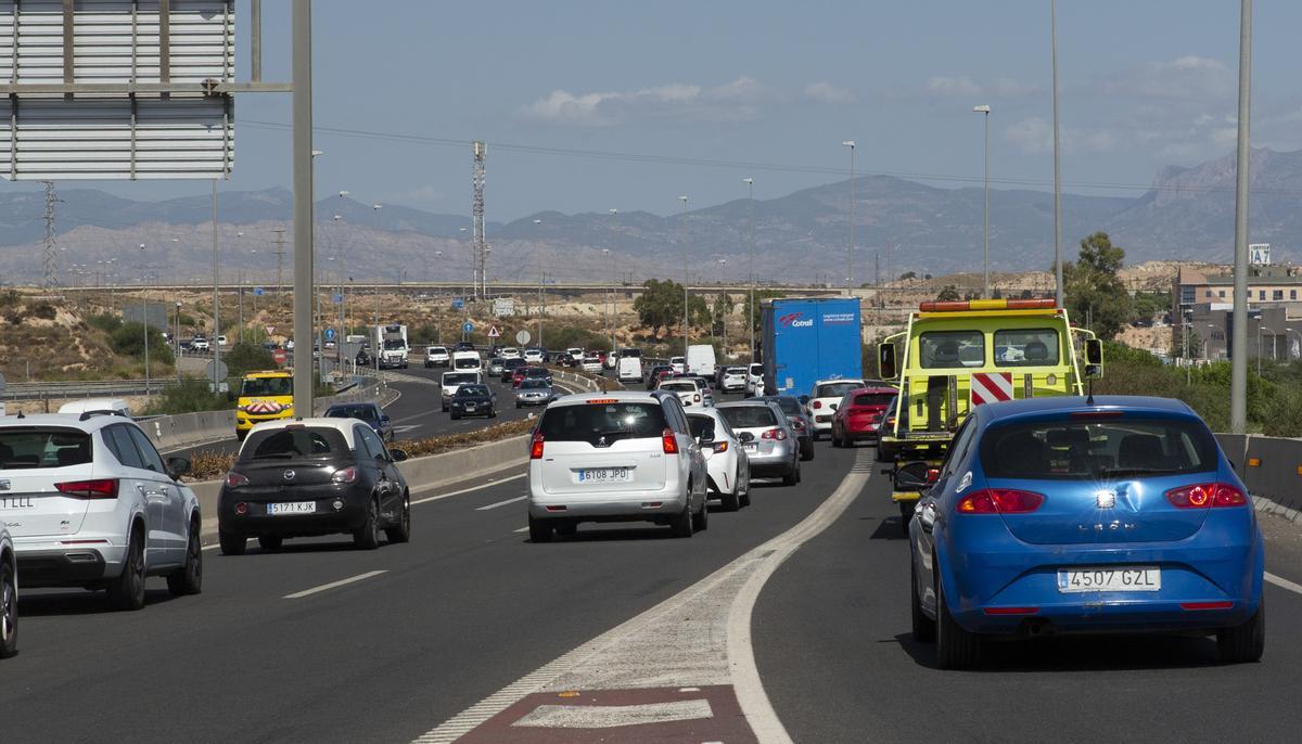 Congestión viaria en la A-70 en el enlace que será objeto de reforma.