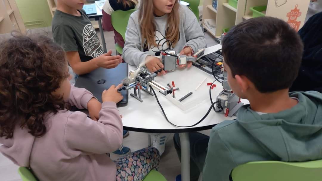 Inicio de curso "robotizado" en el colegio de San Cucao de Llanera