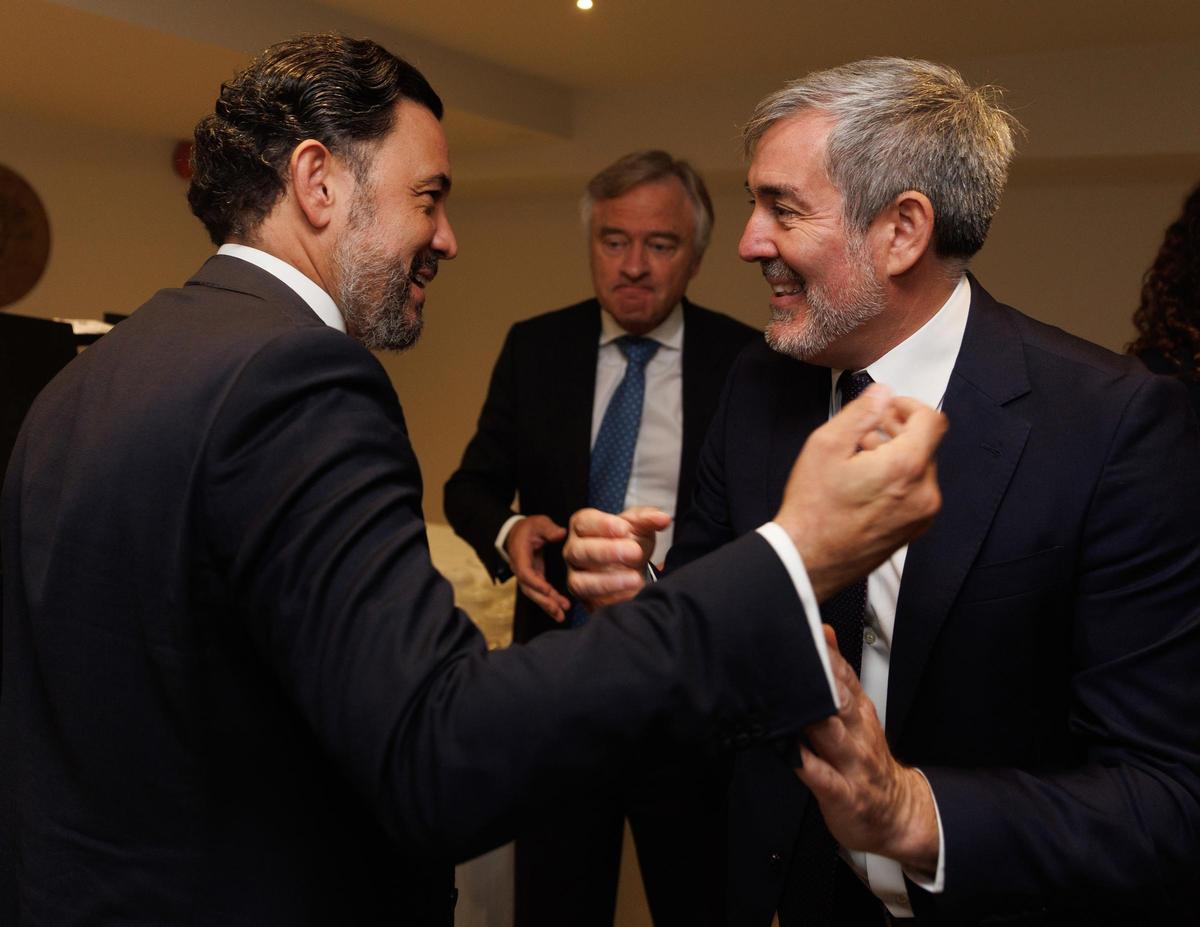 El presidente del Gobierno de Canarias, Fernando Clavijo (1d), y el secretario general del grupo parlamentario popular, Guillermo Mariscal (1i),  conversan a su llegada a un desayuno informativo de Europa Press, en el Hyatt Regency Hesperia Madrid, a 5 de