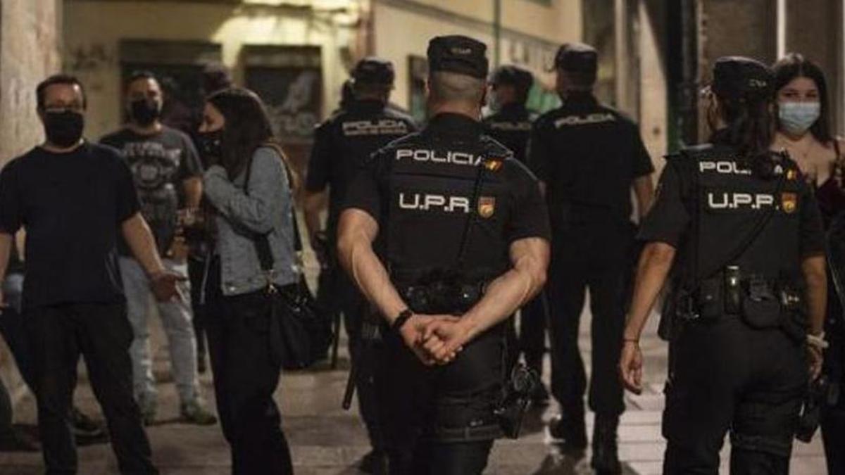 Foto de archivo de agentes de la Policía Nacional realizando un control nocturno en Galicia