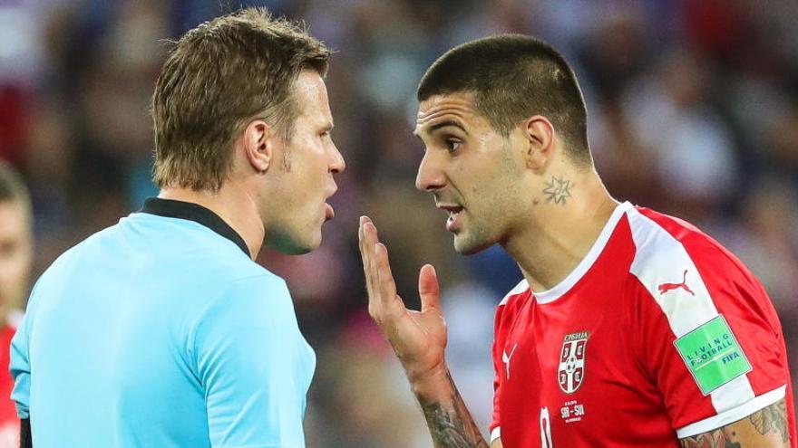 Mitrovic (Serbia) pide explicaciones a Brych.