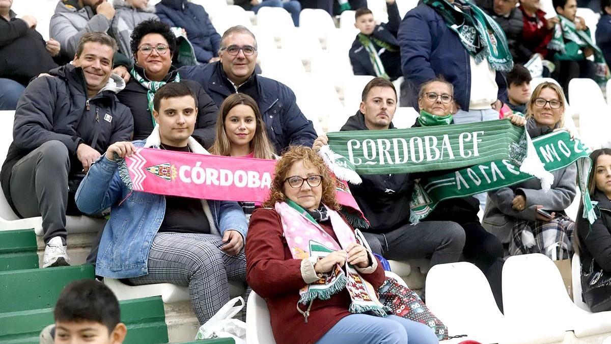 Aficionados blanquiverdes en El Arcángel durante un partido del Córdoba CF en Primera Federación.