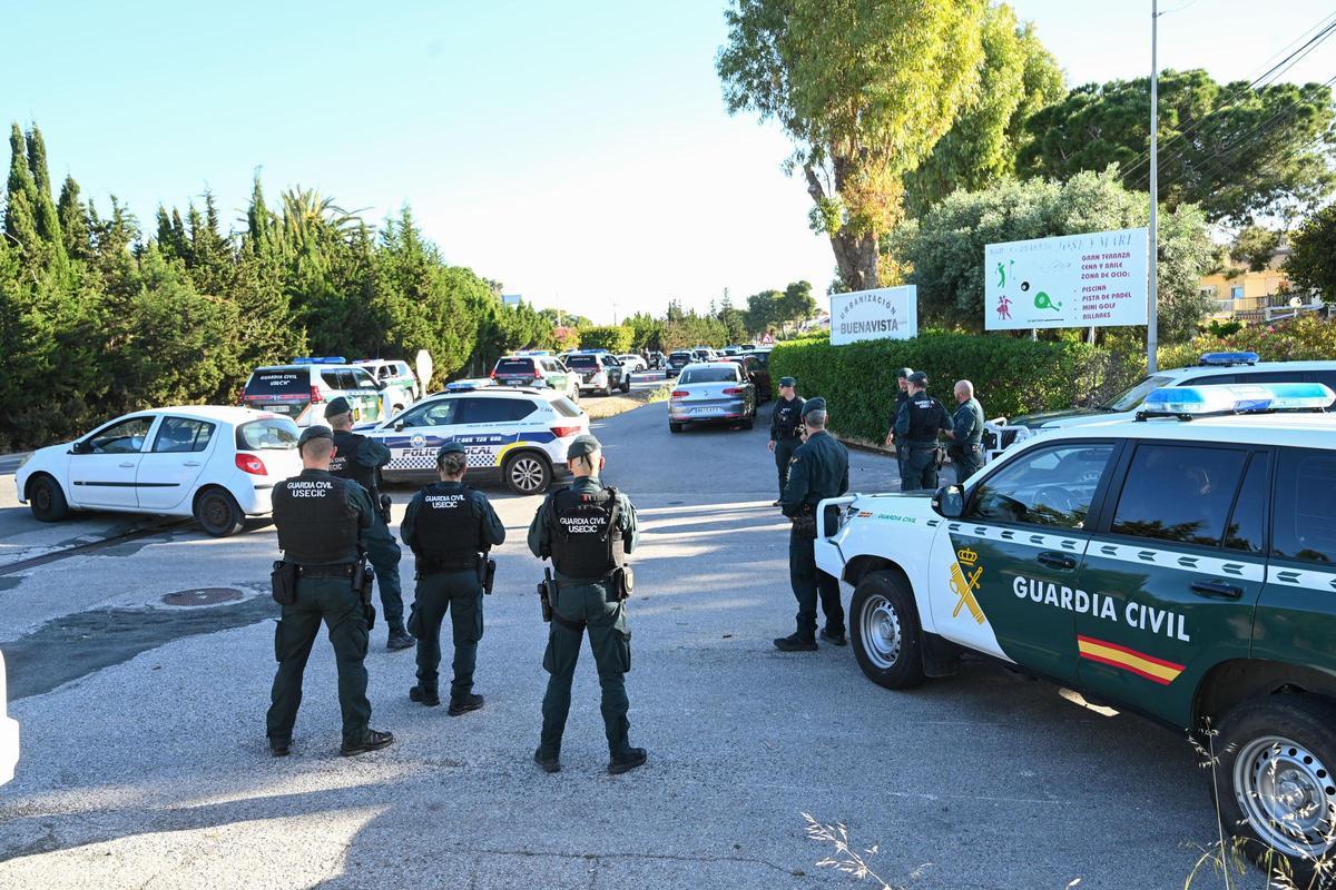 Concentración de malienses en el acceso al antiguo seminario de Maristas de Guardamar donde impedían el paso de trabajadores para reclamar la aceleración de su regularización
