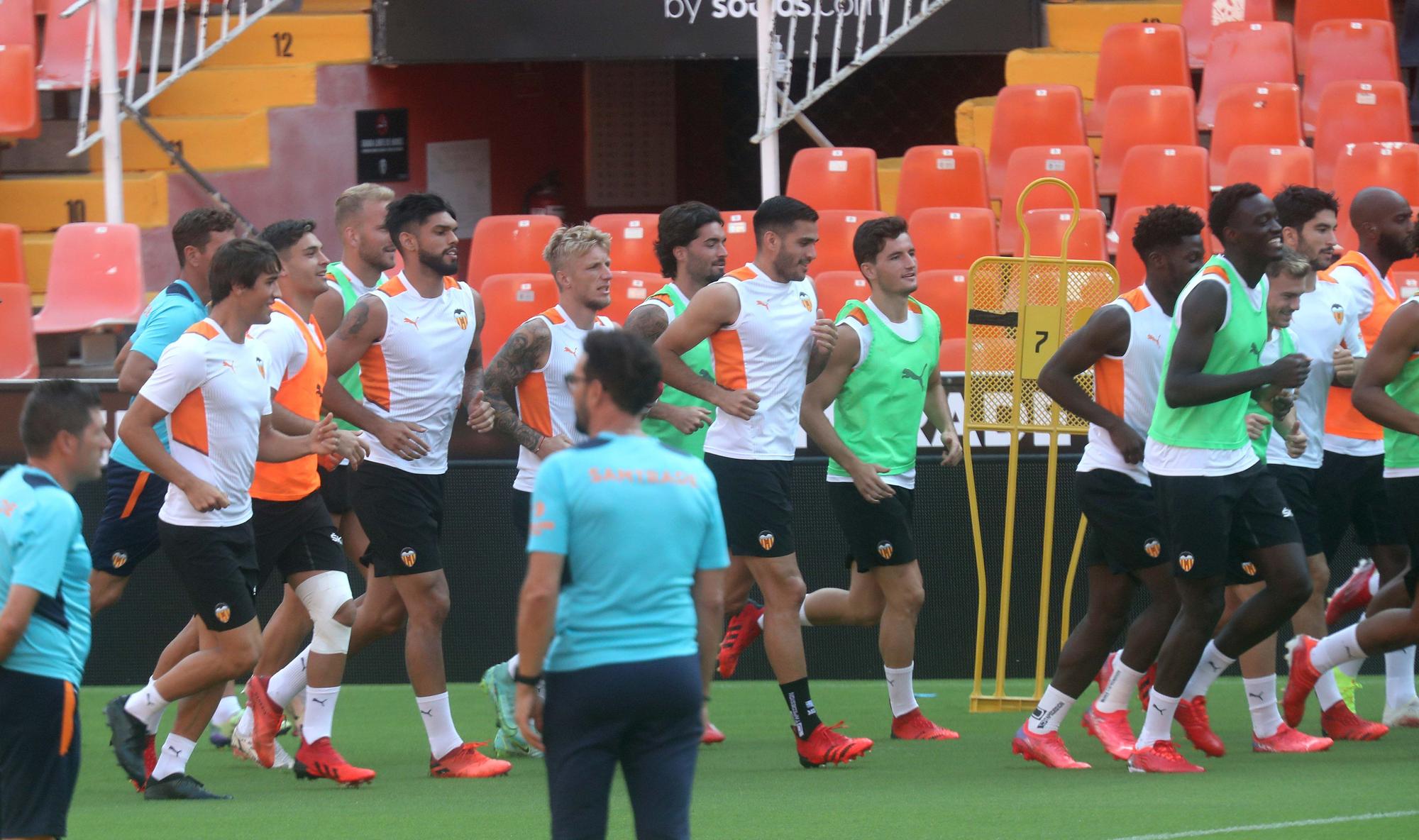 El Valencia CF prepara el partido frente al Real Madrid en Mestalla