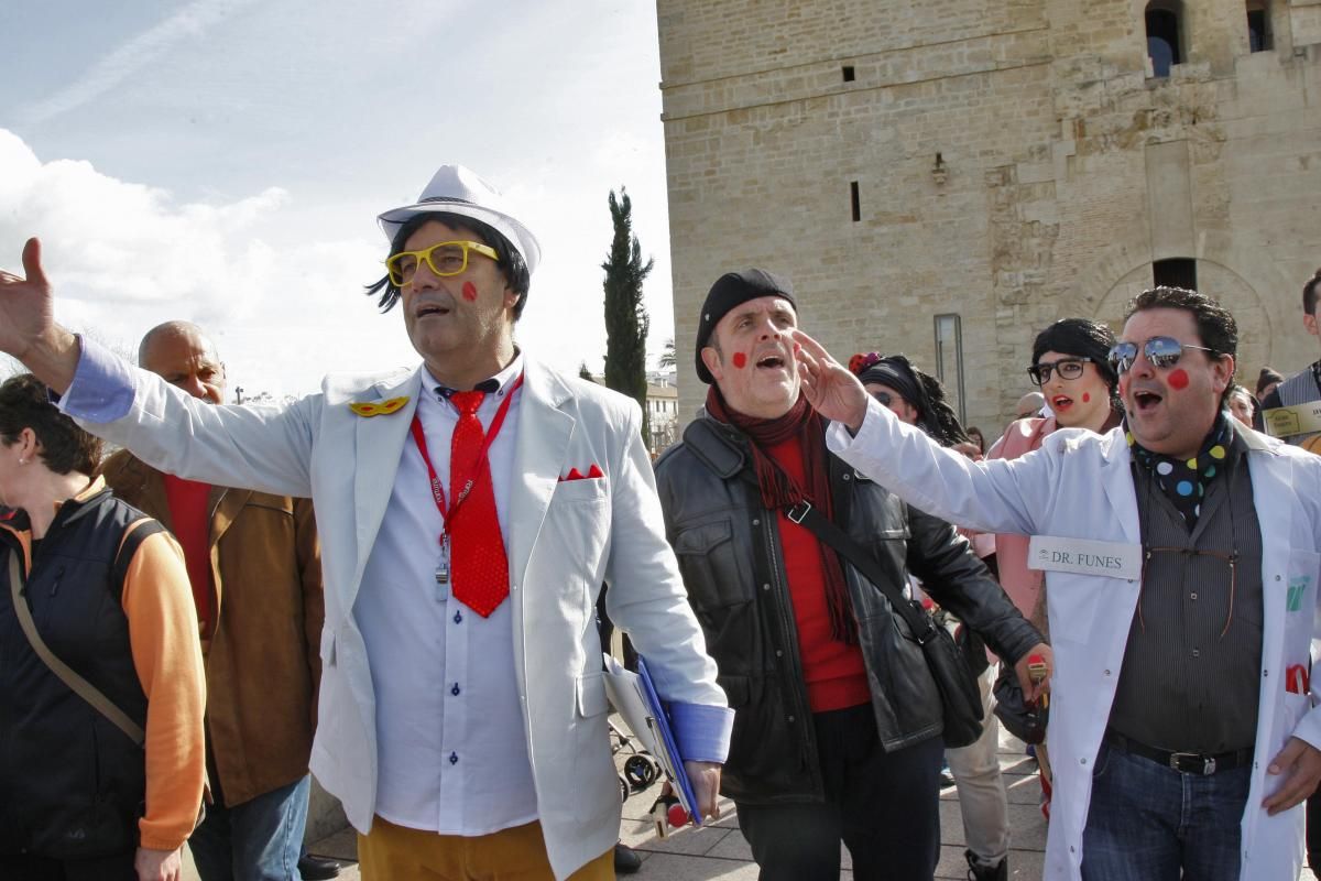 FOTOGALERÍA/ Pasacalles de Carnaval en el puente romano de Córdoba