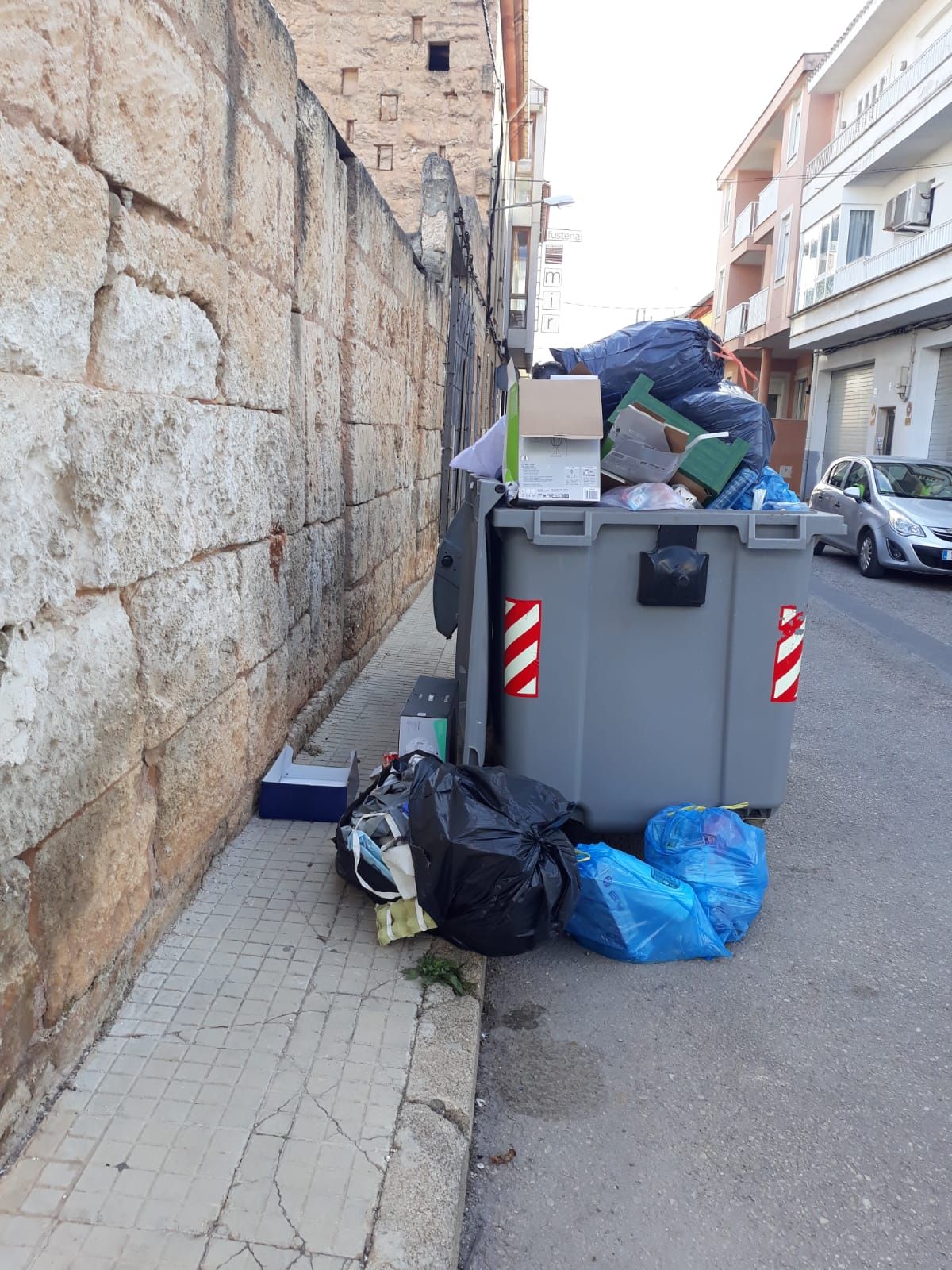 La basura ocupa las calles de Alcúdia y sa Pobla debido a la huelga