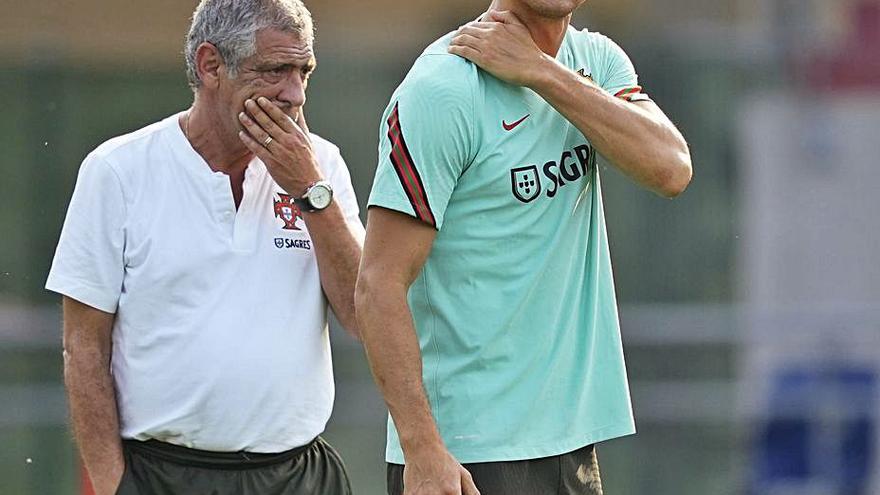 Fernando Santos conversa con Cristiano Ronaldo, ayer, durante  el entrenamiento de la selección portuguesa en Budapest. |  // EFE