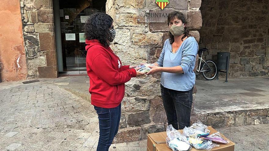 La regidora de Salut, Núria Martínez Amat, lliura el material al representant de l&#039;ONG