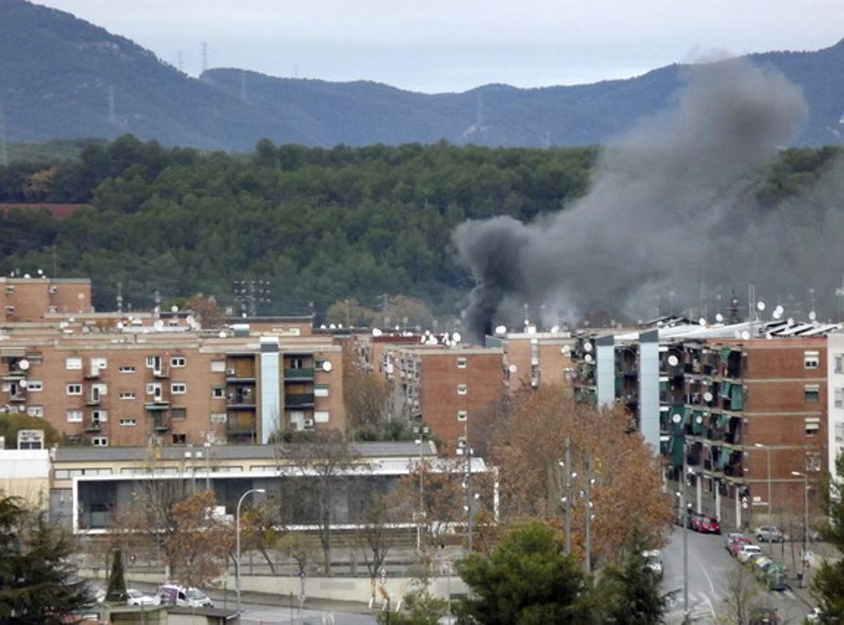 Columna de fum de l’espectacular incendi d’aquest dimecres en el barri de Can Puiggener de Sabadell. Columna de fum de l’espectacular incendi d’aquest dimecres en el barri de Can Puiggener de Sabadell.