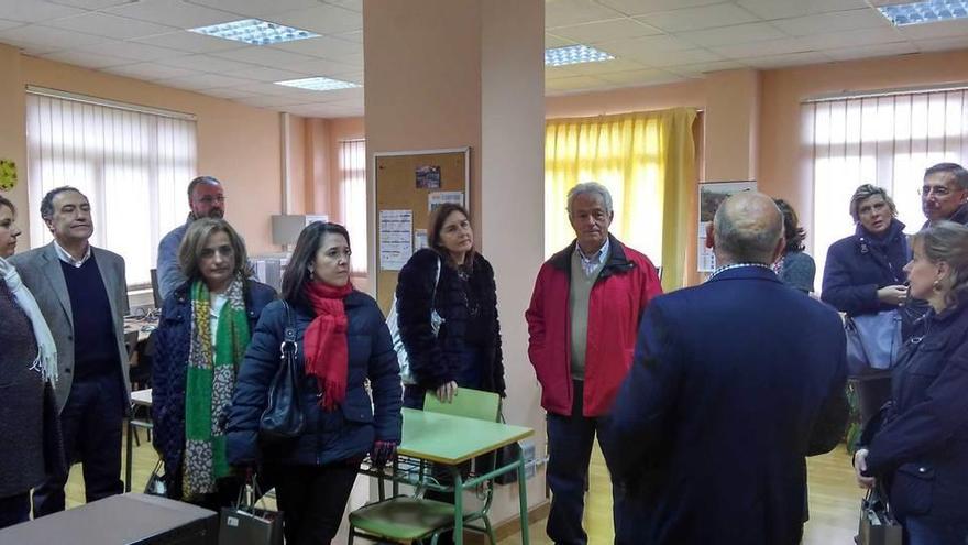 Un momento de la visita al aula de personas adultas.