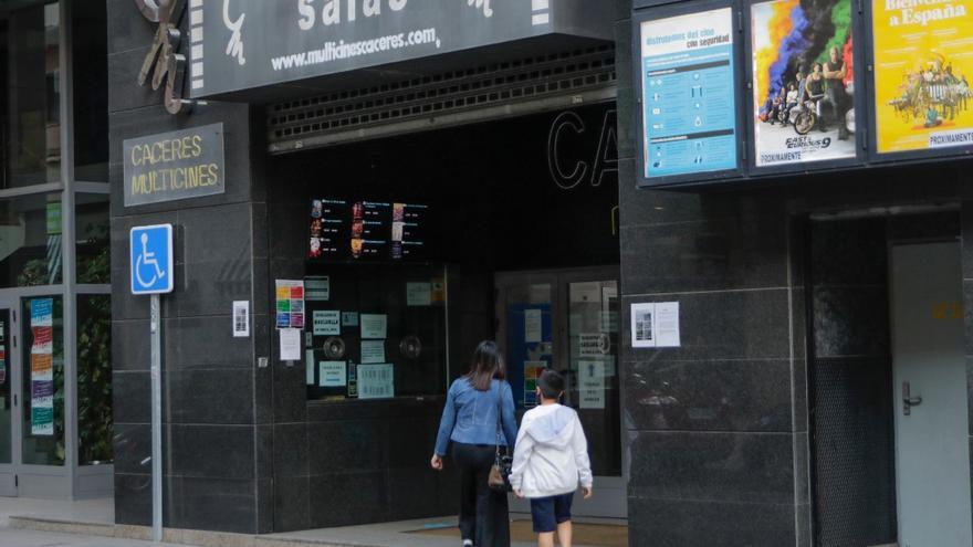 Los multicines de la capital cacereña siguen abiertos al público pese a la crisis del sector.