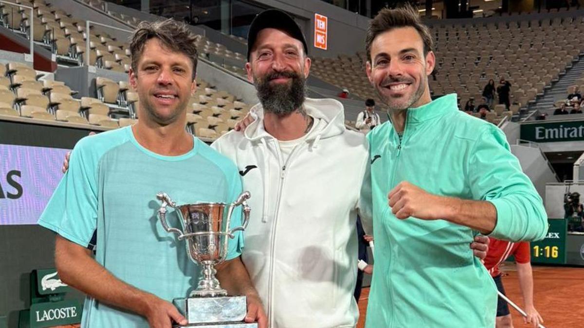 Por la izquierda, Horacio Zeballos, Aitor Ruiz de Lara y Marcel Granollers, en París, con el trofeo de Roland Garros.