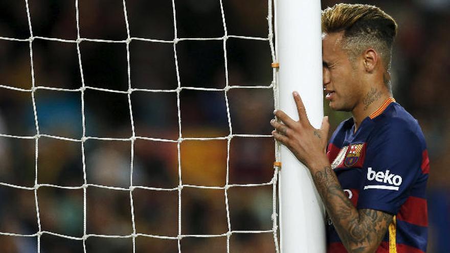 Neymar muestra su desesperación, junto al poste, en el Camp Nou.