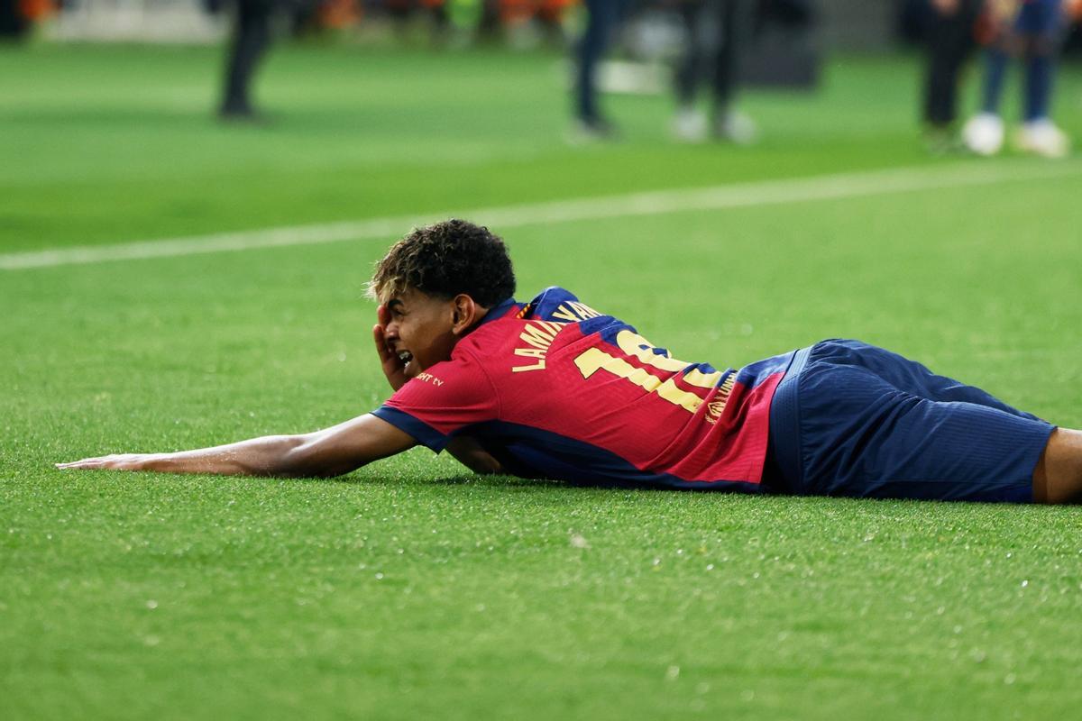 Lamine Yamal, tendido sobre el césped de Montjuïc.