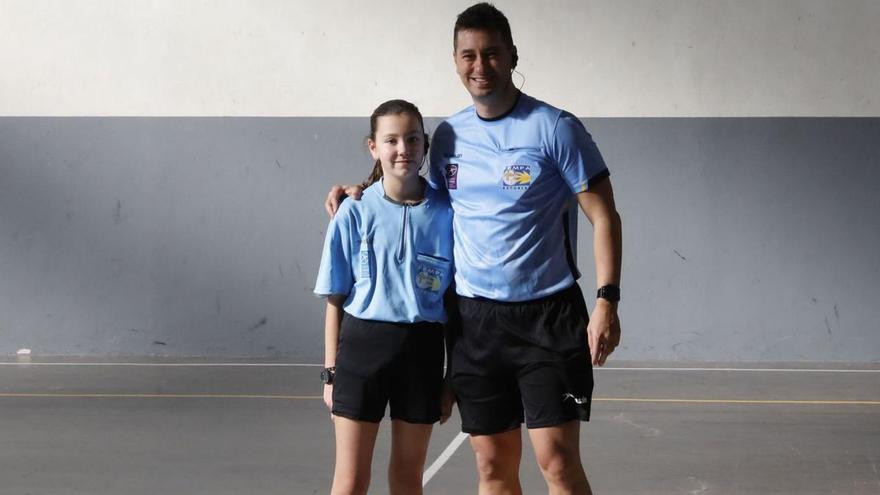 El silbato, asunto de familia: Francisco y Daniela Fernández, padre e hija, arbitran juntos un partido de balonmano en Gijón