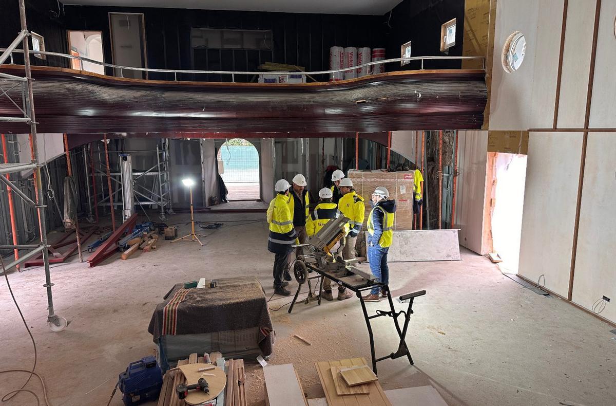 Operaros trabajando en el interior de la Casa de la Cultura de Tomiño