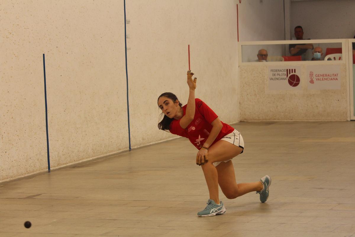 El trinquet Ciscar de Piles acull el duel entre Natalia, Mar i Marina contra Victoria (imatge) i Myriam, per l’altra.