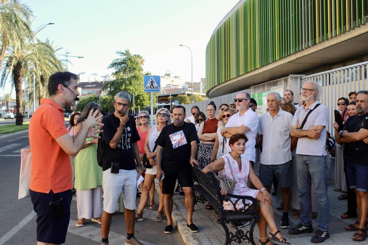Así ha sido la ruta que recorre las huellas del Franquismo en Badajoz