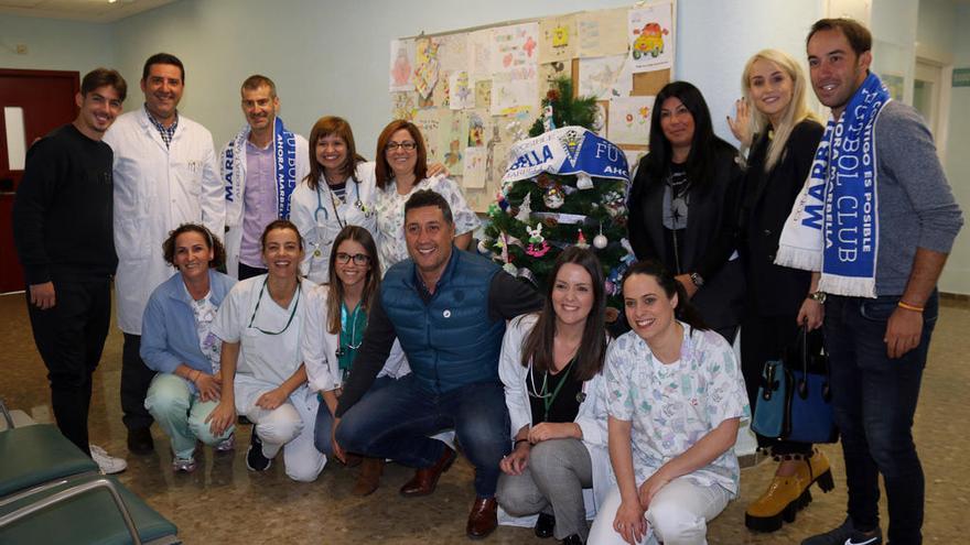 La expedición del Marbella FC, junto al servicio de pediatría del Hospital Costa del Sol de la localidad malagueña.