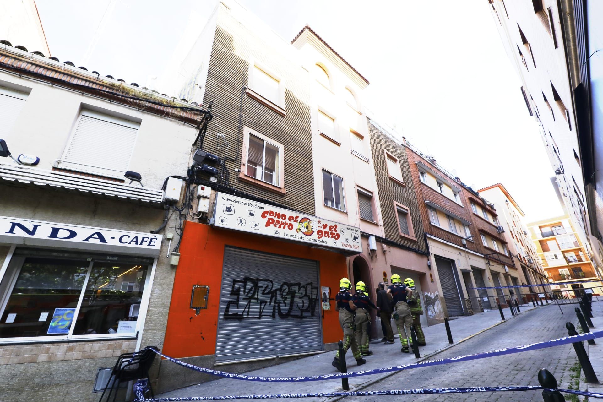 En imágenes | Desalojo de un edifico en Torrero